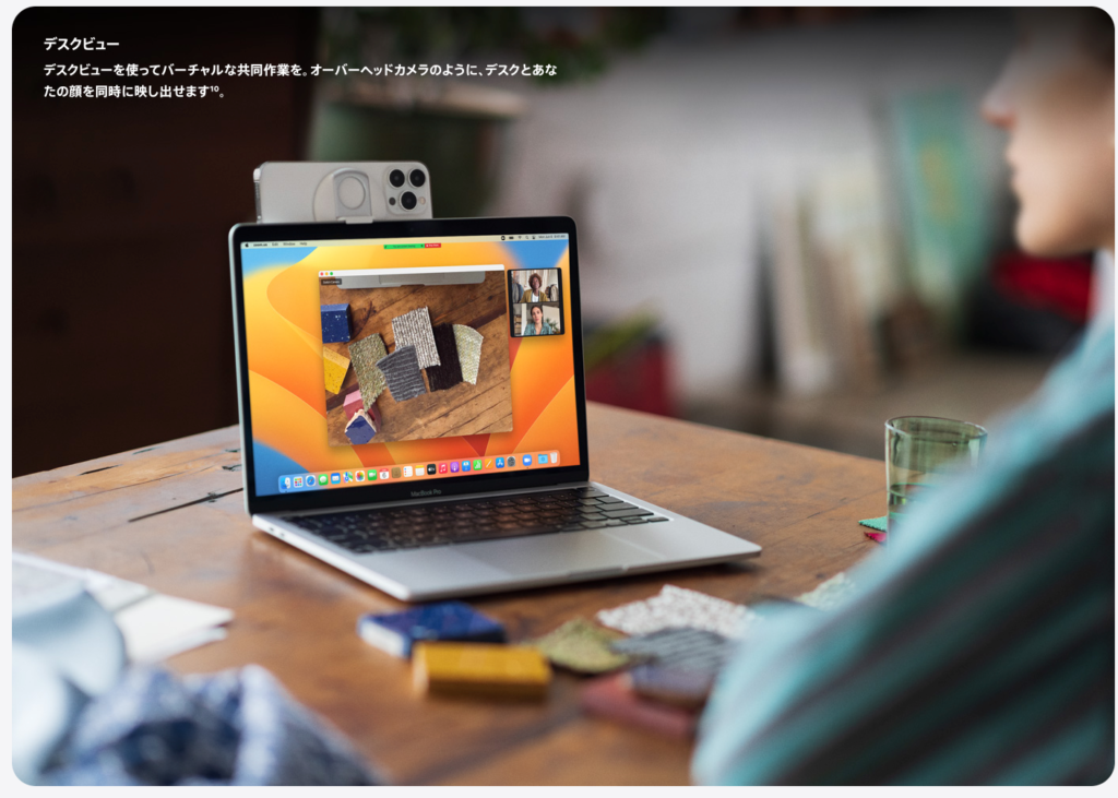 iPhoneの広角レンズを使って天吊カメラのように上からデスクを撮影できます。